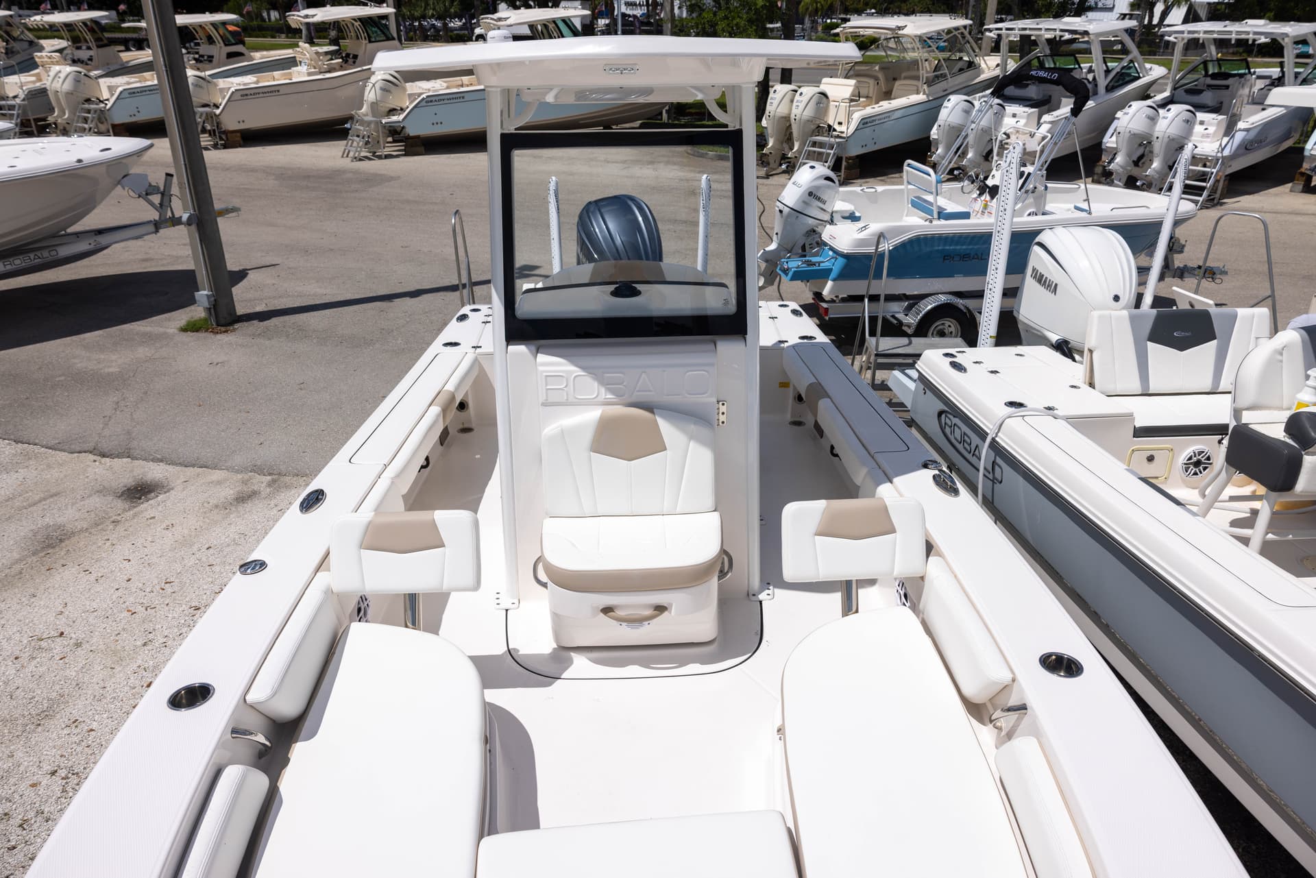 2025 Robalo 246 Cayman