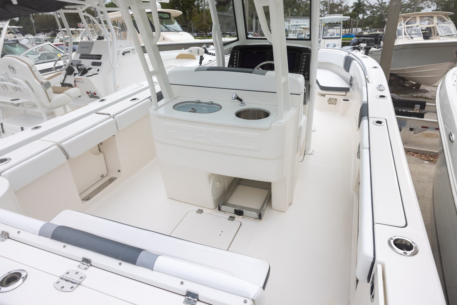 2021 Robalo R272